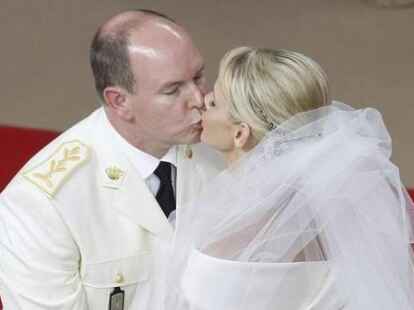 Der Hochzeitskuss: F&uuml;rst Albert II. und seine Frau Charlene.