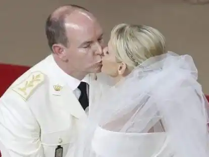 Der Hochzeitskuss: F&uuml;rst Albert II. und seine Frau Charlene.