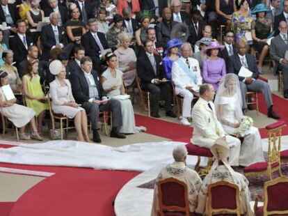 Zur kirchlichen Trauung trug die 33-j&auml;hrige Charlene ein wei&szlig;es Kleid mit einer meterlangen Schleppe von der Haute-Couture-Linie Armani Priv&eacute; des Designers Giorgio Armani.