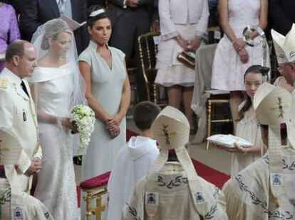 Ihr 20 Jahre &auml;lterer Br&auml;utigam trug eine cremefarbene Uniform.