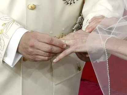 Albert steckt seiner Charlene den Trauring an den Finger.