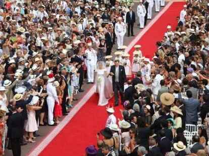 Charlene (l.) wurde von ihrem Vater Mike Wittstock in den Ehrenhof des F&uuml;rstenpalastes geleitet.