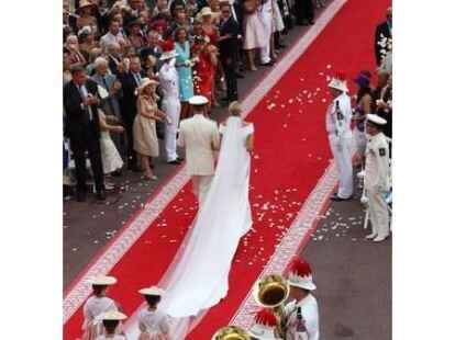 Und als Charlene kurz danach ihren wei&szlig;en Brautstrau&szlig; in der Kirche der Schutzpatronin von Monaco, der heiligen D&eacute;vote, ablegte, rollten ihr dicke Tr&auml;nen &uuml;ber die Wangen.