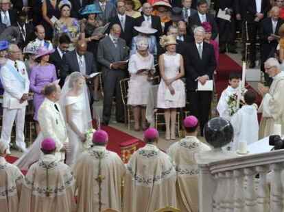 Zu den rund 4000 Hochzeitsg&auml;sten geh&ouml;rten neben dem Modedesigner Karl Lagerfeld, dem Schauspieler Sir Roger Moore und dem Topmodel Naomi Campbell auch die schwedische K&ouml;nigsfamilie mit K&ouml;nig Carl Gustaf und seiner Frau Silvia, Prinzessin Victoria und ihr Ehemann Daniel, Carl Philip und Madeleine.