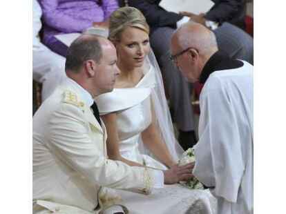 Gespr&auml;ch mit dem Priester: Charlene und Prince Albert II.