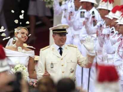 Als die Feier vorbei war, schritt das Paar unter dem Jubel der G&auml;ste nach drau&szlig;en.