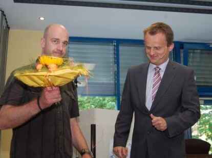 Schulleiter Jan P&ouml;ssel bedankt sich bei Hausmeister Sven Elders.