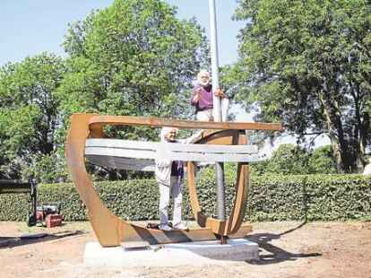 Die K&uuml;nstler Klaus Groh aus Klein Scharrel (stehend) und Dieter Suhr aus Delfshausen (auf der Skulptur sitzend) und ihr &bdquo;Edewechter Helgen&ldquo;.