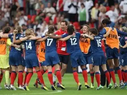 Jubelt&auml;nze bei den Franz&ouml;sinnen nach dem Sieg im Elfmeterschie&szlig;en. Bild: dpa