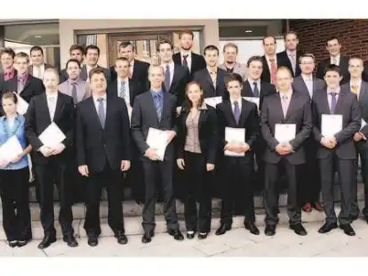 Stolze Gesichter beim Abschlussjahrgang 2011 der Berufsakademie: Insgesamt 26 Studierende der Wirtschaftsinformatik haben jetzt ihre Abschlussurkunden erhalten.