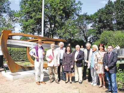 Einweihung mit Ehreng&auml;sten: Am Ortsausgang Edewechts Richtung S&uuml;ddorf wurde auf einem Parkplatz f&uuml;r Randerwanderer nahe der Vehne das Denkmal installiert.