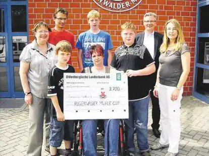 Freuen sich, dass mit der Spende das Haus der Familie Ferdinand endlich behindertengerecht umgebaut werden kann (von links): Monika Abt, Mario L&uuml;ck, Timon, Henning und Manuela und Mirco Ferdinand, Lothar Bentlage und Nicole RiechelmannAls Pr&uuml;fungsbeste geehrt: BBS-Absolventin Janine Tameling (Zweite von rechts) erhielt ein Pr&auml;sent.