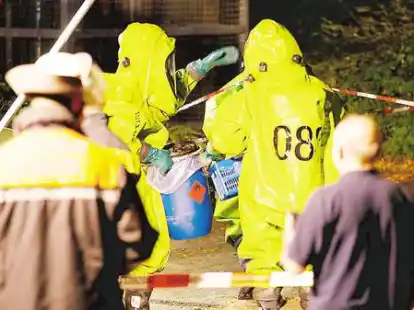 Gut verpackt: In Schutzanz&uuml;gen betraten Einsatzkr&auml;fte der Hamburger Feuerwehr nach dem Chemie-Unfall die Technische Universit&auml;t in Hamburg-Harburg.