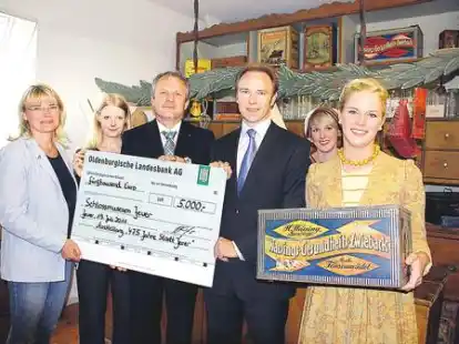 Museumsleiterin Professor Dr. Antje Sander (von links) sowie Nina Bormann, Torsten Borchardt, Robert K&ouml;sters, Sabine Stuck und Alke Eggers in dem alten Kolonialladen des Museums, der in die Ausstellung eingebunden wird.