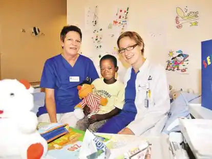 Im Patientenzimmer: Von links Stationsschwester Annchen Manshold, Sergio und Dr. Stefanie Neudorf.