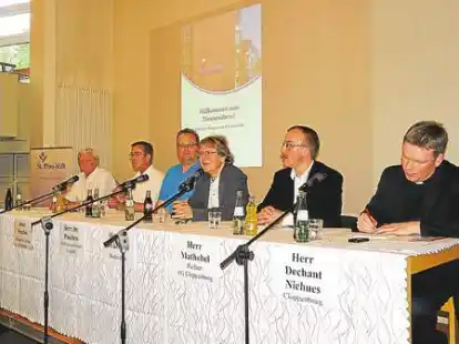 Gaben Auskunft: Norbert Moormann, Werner Schulze, Dr. Christoph Paschen, Udo Mathebel und Dechant Hartmut Niehues (v.l.) stellten sich unter der Moderation von Dr. Heinrich Dickerhoff (4.v.l.) dem Thema &bdquo;Ethische Fragen am Lebensende&ldquo;.