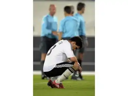 Michael Ballack hockt nach dem verlorenen EM-Finale gegen Spanien 2008 (0:1) auf dem Rasen. Mit der Nationalmannschaft konnte Michael Ballack keinen Titel gewinnen.