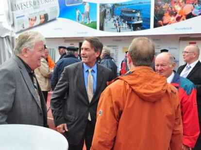G&auml;ste von beiden Weserseiten erlebten die Taufe der &bdquo;Lemwerder II&ldquo; in Vegesack.