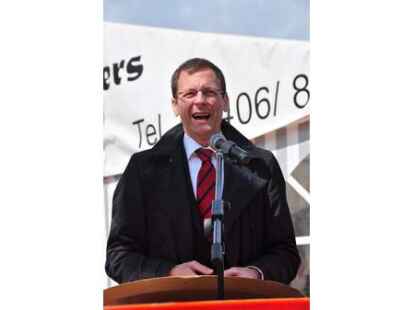 G&auml;ste von beiden Weserseiten erlebten die Taufe der &bdquo;Lemwerder II&ldquo; in Vegesack.