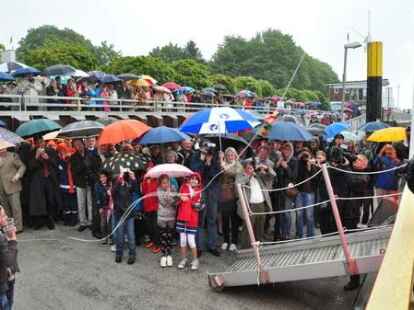 G&auml;ste von beiden Weserseiten erlebten die Taufe der &bdquo;Lemwerder II&ldquo; in Vegesack.