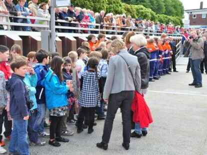 G&auml;ste von beiden Weserseiten erlebten die Taufe der &bdquo;Lemwerder II&ldquo; in Vegesack.
