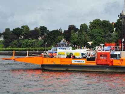 G&auml;ste von beiden Weserseiten erlebten die Taufe der &bdquo;Lemwerder II&ldquo; in Vegesack.