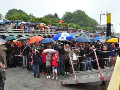 G&auml;ste von beiden Weserseiten erlebten die Taufe der &bdquo;Lemwerder II&ldquo; in Vegesack.