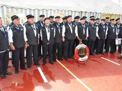 G&auml;ste von beiden Weserseiten erlebten die Taufe der &bdquo;Lemwerder II&ldquo; in Vegesack.