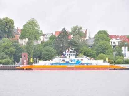 G&auml;ste von beiden Weserseiten erlebten die Taufe der &bdquo;Lemwerder II&ldquo; in Vegesack.