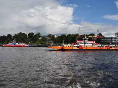 G&auml;ste von beiden Weserseiten erlebten die Taufe der &bdquo;Lemwerder II&ldquo; in Vegesack.