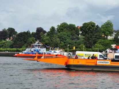 G&auml;ste von beiden Weserseiten erlebten die Taufe der &bdquo;Lemwerder II&ldquo; in Vegesack.