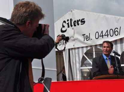 G&auml;ste von beiden Weserseiten erlebten die Taufe der &bdquo;Lemwerder II&ldquo; in Vegesack.