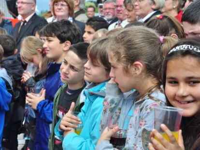 G&auml;ste von beiden Weserseiten erlebten die Taufe der &bdquo;Lemwerder II&ldquo; in Vegesack.