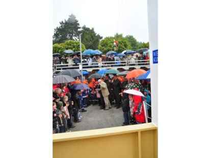 G&auml;ste von beiden Weserseiten erlebten die Taufe der &bdquo;Lemwerder II&ldquo; in Vegesack.