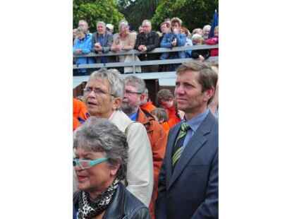 G&auml;ste von beiden Weserseiten erlebten die Taufe der &bdquo;Lemwerder II&ldquo; in Vegesack.
