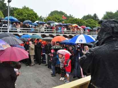 G&auml;ste von beiden Weserseiten erlebten die Taufe der &bdquo;Lemwerder II&ldquo; in Vegesack.