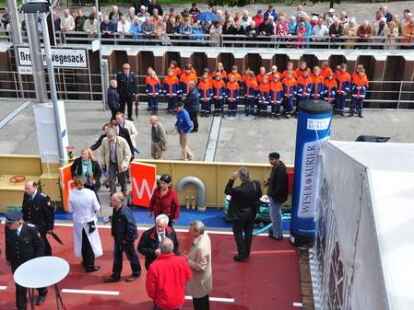 G&auml;ste von beiden Weserseiten erlebten die Taufe der &bdquo;Lemwerder II&ldquo; in Vegesack.