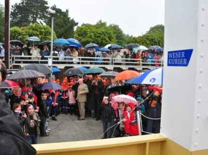 G&auml;ste von beiden Weserseiten erlebten die Taufe der &bdquo;Lemwerder II&ldquo; in Vegesack.