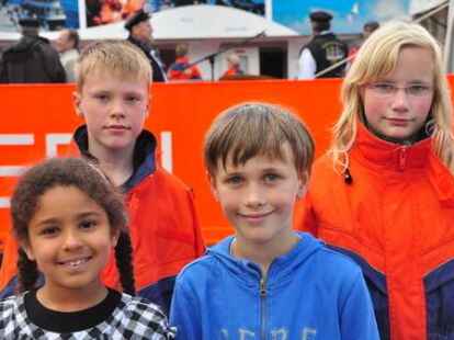 G&auml;ste von beiden Weserseiten erlebten die Taufe der &bdquo;Lemwerder II&ldquo; in Vegesack.