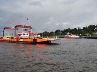 G&auml;ste von beiden Weserseiten erlebten die Taufe der &bdquo;Lemwerder II&ldquo; in Vegesack.