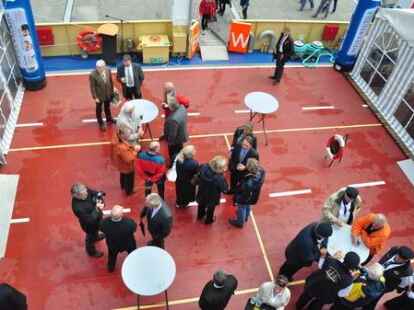 G&auml;ste von beiden Weserseiten erlebten die Taufe der &bdquo;Lemwerder II&ldquo; in Vegesack.