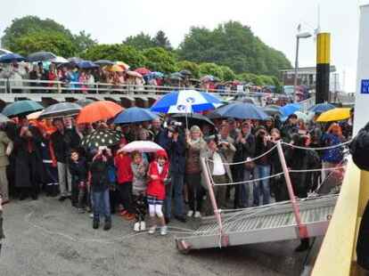 G&auml;ste von beiden Weserseiten erlebten die Taufe der &bdquo;Lemwerder II&ldquo; in Vegesack.