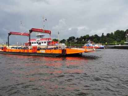 G&auml;ste von beiden Weserseiten erlebten die Taufe der &bdquo;Lemwerder II&ldquo; in Vegesack.