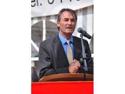 G&auml;ste von beiden Weserseiten erlebten die Taufe der &bdquo;Lemwerder II&ldquo; in Vegesack.