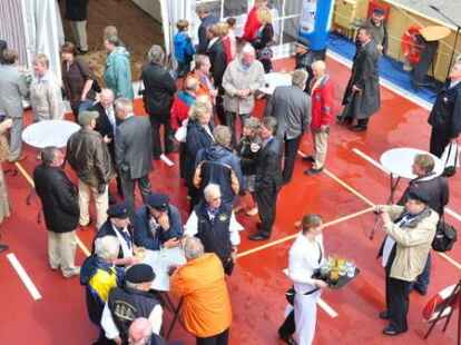 G&auml;ste von beiden Weserseiten erlebten die Taufe der &bdquo;Lemwerder II&ldquo; in Vegesack.