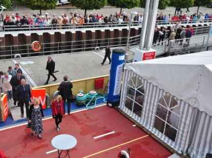 G&auml;ste von beiden Weserseiten erlebten die Taufe der &bdquo;Lemwerder II&ldquo; in Vegesack.