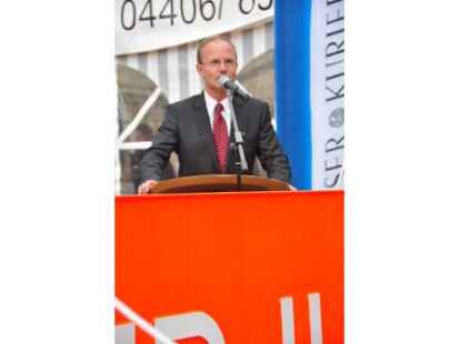 G&auml;ste von beiden Weserseiten erlebten die Taufe der &bdquo;Lemwerder II&ldquo; in Vegesack.