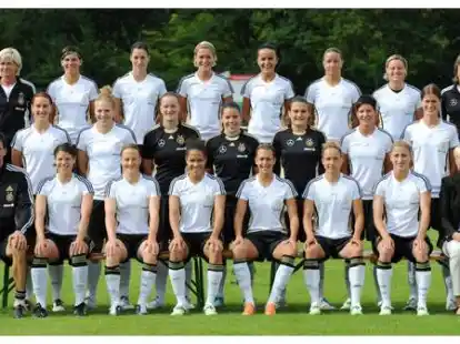 Die deutsche Frauen-Nationalmannschaft greift bei der Fu&szlig;ball-Weltmeisterschaft nach dem Titel. Trainerin Silvia Neid (oben, 1. von links) hat 21 Spielerinnen nominiert: Hintere Reihe (l-r): Ariane Hingst, Verena Fai&szlig;t, Saskia Bartusiak, Lira Bajramaj, Inka Grings, Martina M&uuml;ller, Assistenz-Trainerin Ulrike Ballweg. Mittlere Reihe (von links): Alexandra Popp, Birgit Prinz, Kim Kulig, Almuth Schult, Ursula Holl, Nadine Angerer, Linda Bresonik, Kerstin Garefrekes, Simone Laudehr. Vordere Reihe (von links): Torwart-Trainer Michael Fuchs, Annike Krahn, Melanie Behringer, Celia Okoyino da Mbabi, Lena Goe&szlig;ling, Babett Peter, Bianca Schmidt, Managerin Doris Fitschen.