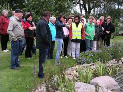 Unter F&uuml;hrung von Ingrid Kuhlmann ging es durch zwei Privatg&auml;rten, die sich die Gartenfreunde...