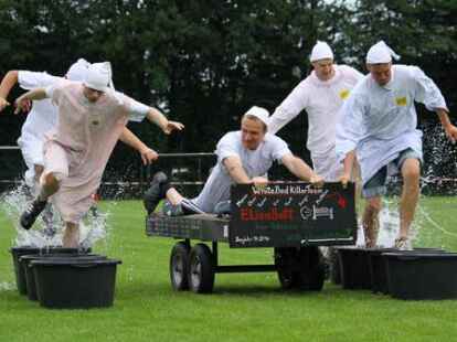 Das Rennen, das im Rahmen des Sommerfests des SV Loy stattfand, ist eine Mischung aus Hindernislauf und Wagenrennen - nur im Bett muss einer liegen...
